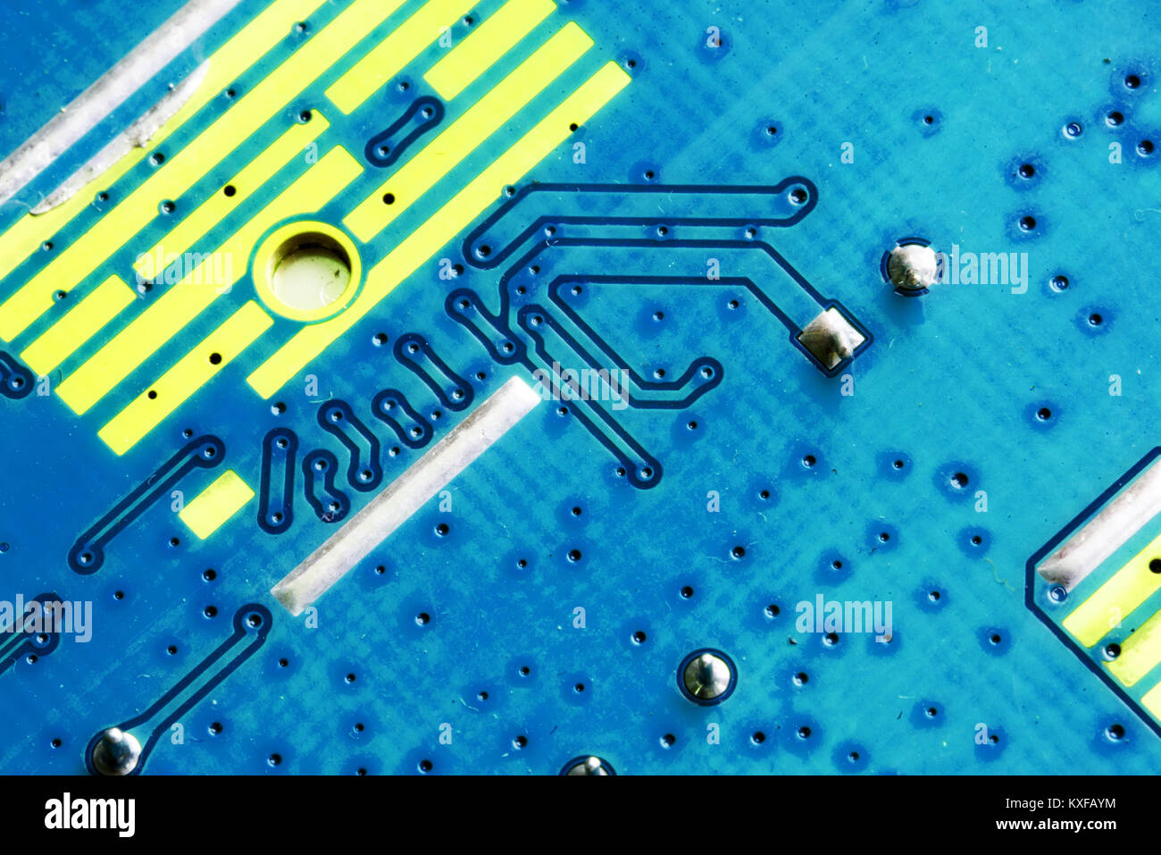 Elektronische Leiterplatten Leiterplatte in Makro Nahaufnahme mit Transistoren Schaltkreise und elektrische Hardware Elemente einschließlich computerchip mit Kopie spa Stockfoto