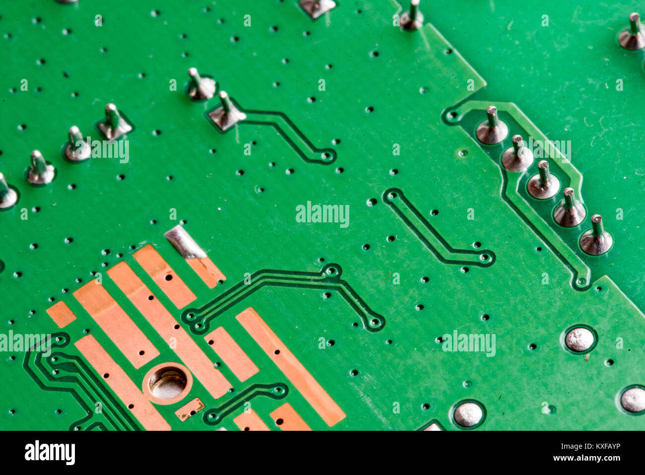 Elektronische Leiterplatten Leiterplatte in Makro Nahaufnahme mit Transistoren Schaltkreise und elektrische Hardware Elemente einschließlich computerchip mit Kopie spa Stockfoto