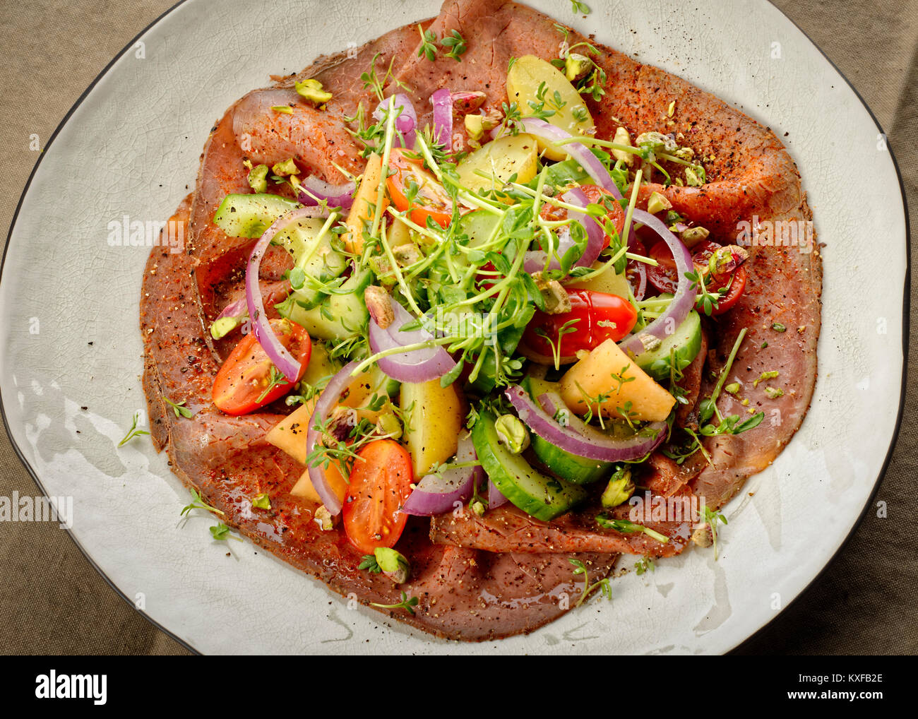 Eine Platte mit Roastbeef mit einem frischen Mix aus Gemüse Stockfoto