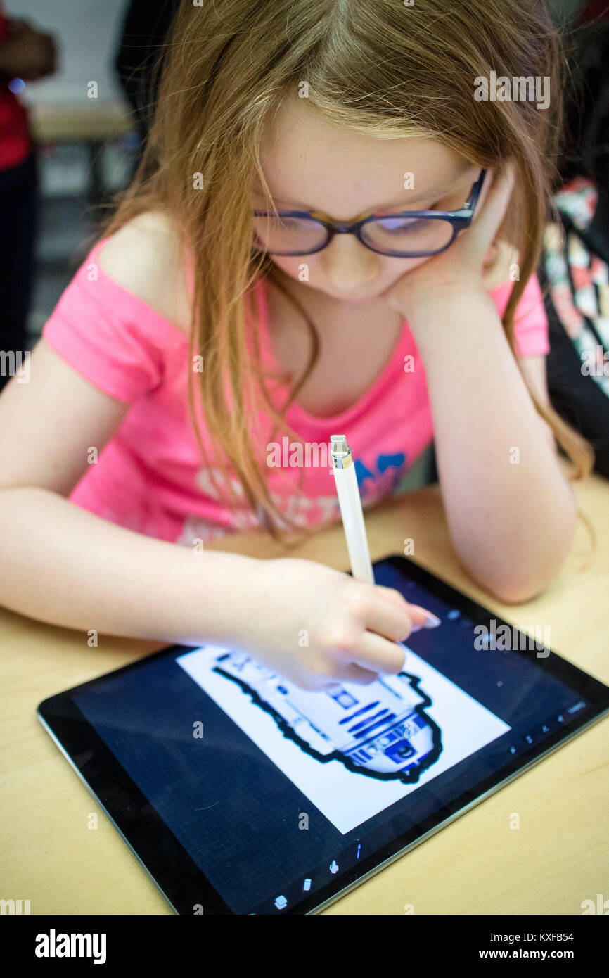 8-Jähriges Mädchen im Apple Store Zeichnung auf einer Zeichnung App auf dem Ipad Stockfoto