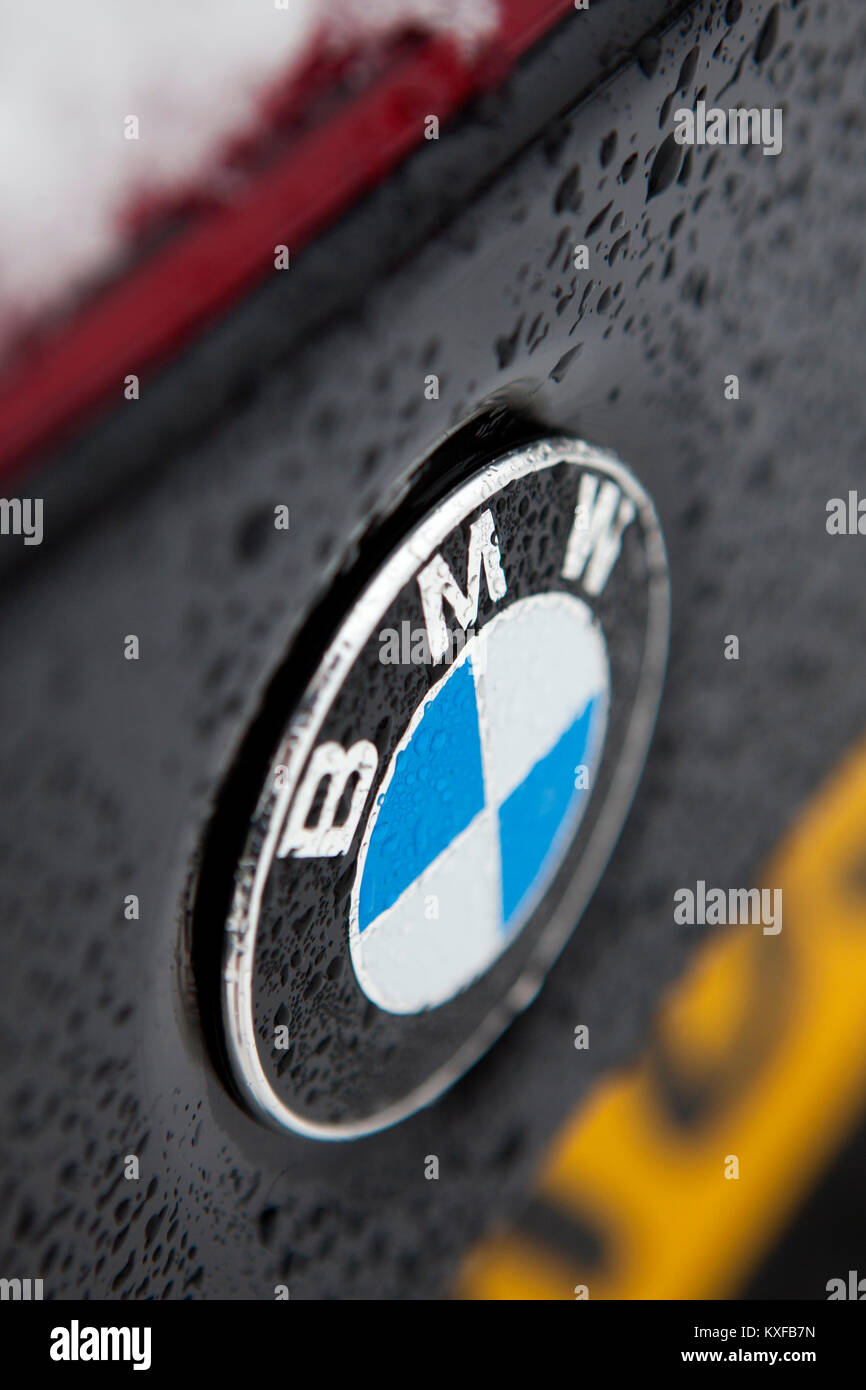 BMW Abzeichen Nahaufnahme Detail eines Schwarzen F83 2016 BMW M4 Cabrio Auto mit Wassertropfen bilden von Regen Stockfoto