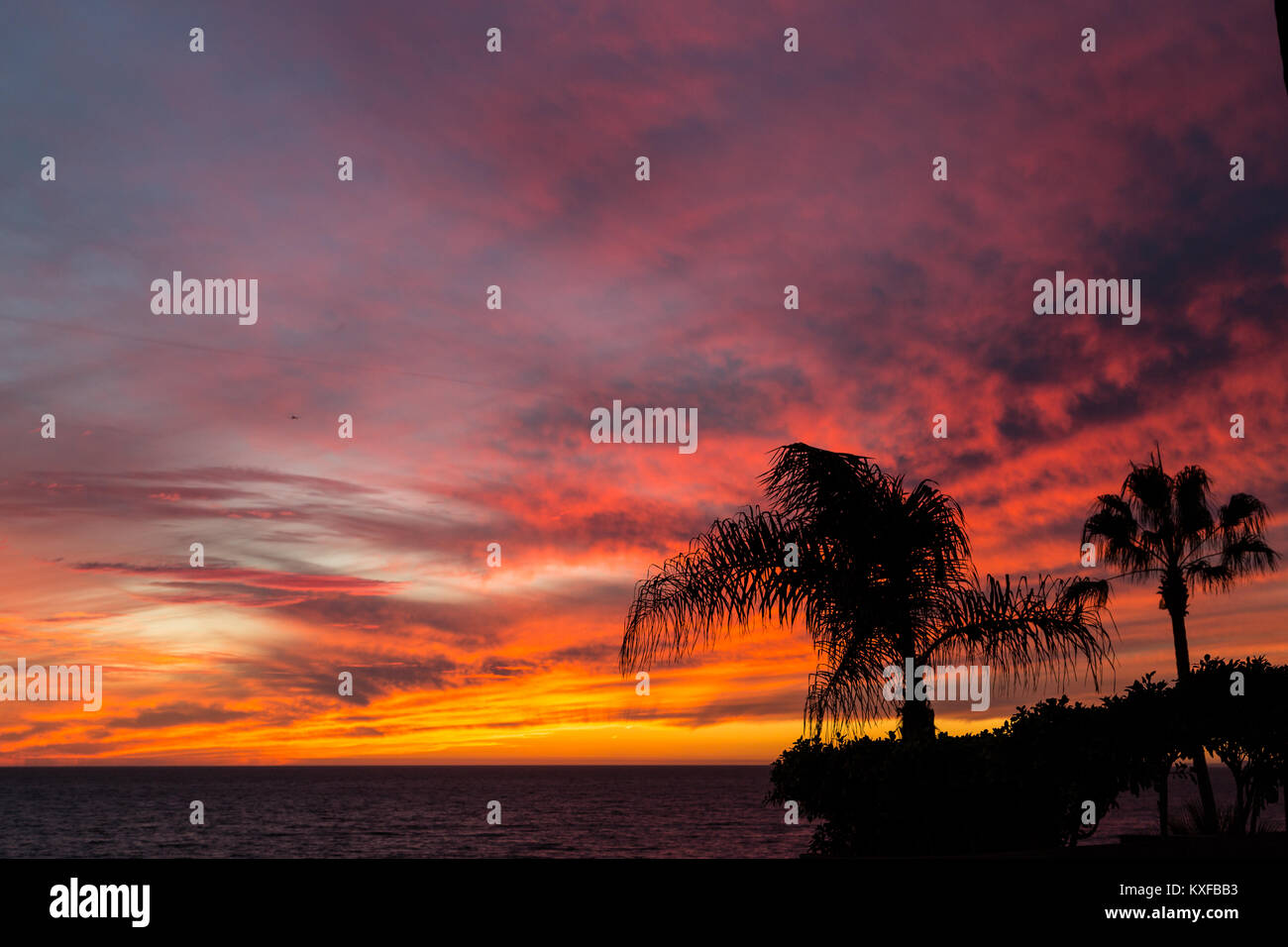 Sonnenuntergang Abendrot leuchtet auf Wolken über die Santa Monica Bay ab Playa Del Rey gesehen. Stockfoto