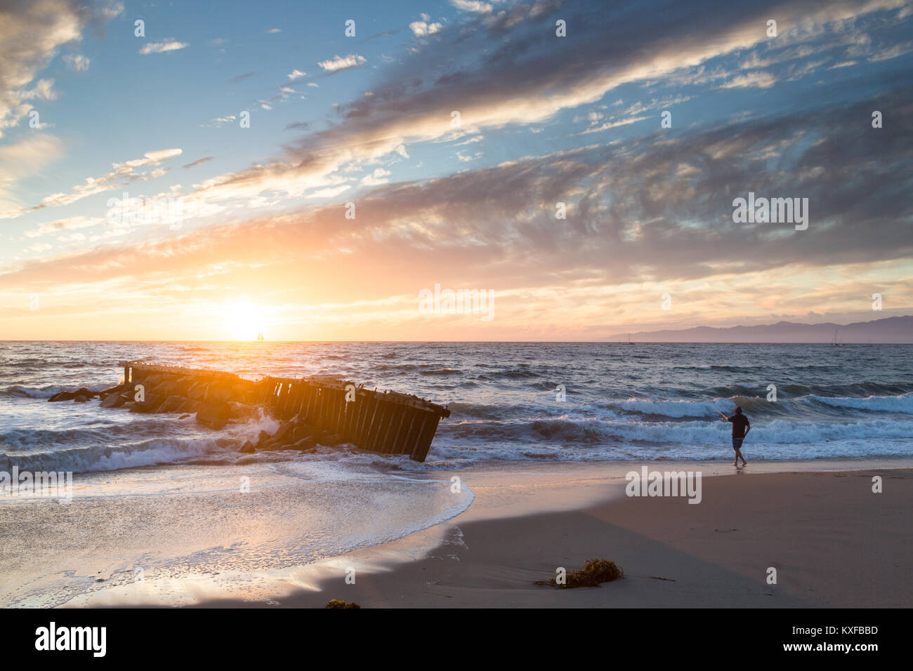 Ein Fischer wirft seine Linie vom Strand bei Sonnenuntergang in Playa Del Rey, Kalifornien. Stockfoto