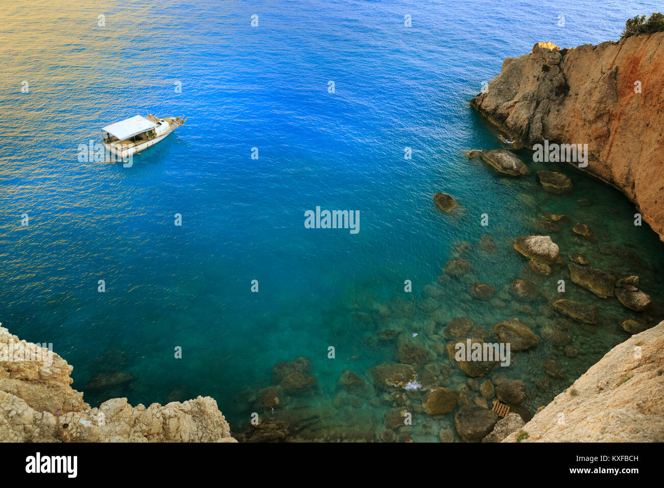 Griechenland Sommer Blick auf das türkisfarbene Meer und Schiff auf Lefkada Insel Stockfoto