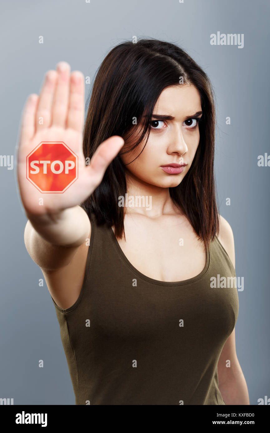 Häusliche Gewalt und Misshandlungen Konzept. Verärgert Frau, Hand stop-Schild Stockfoto