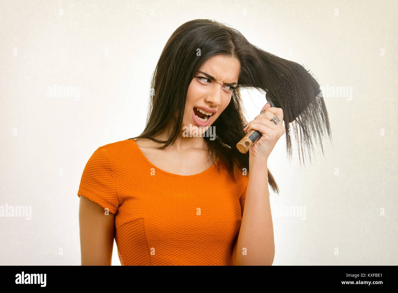 Verwirrte unordentlich problem Haar Haarbürste klemmt Stockfoto