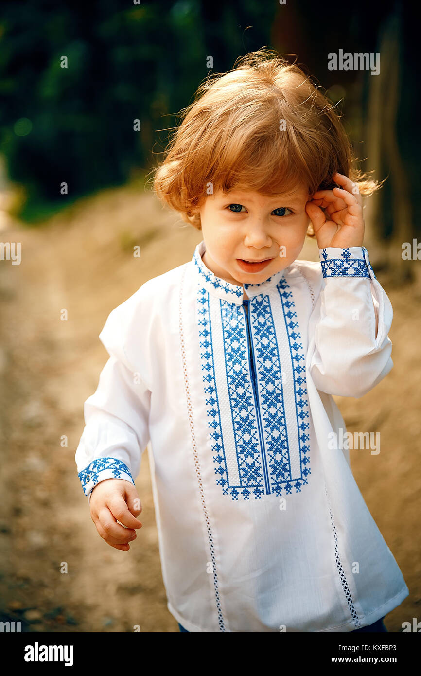 Behaartes ein Jahr alter Junge spielt gerne in einem Park Stockfoto