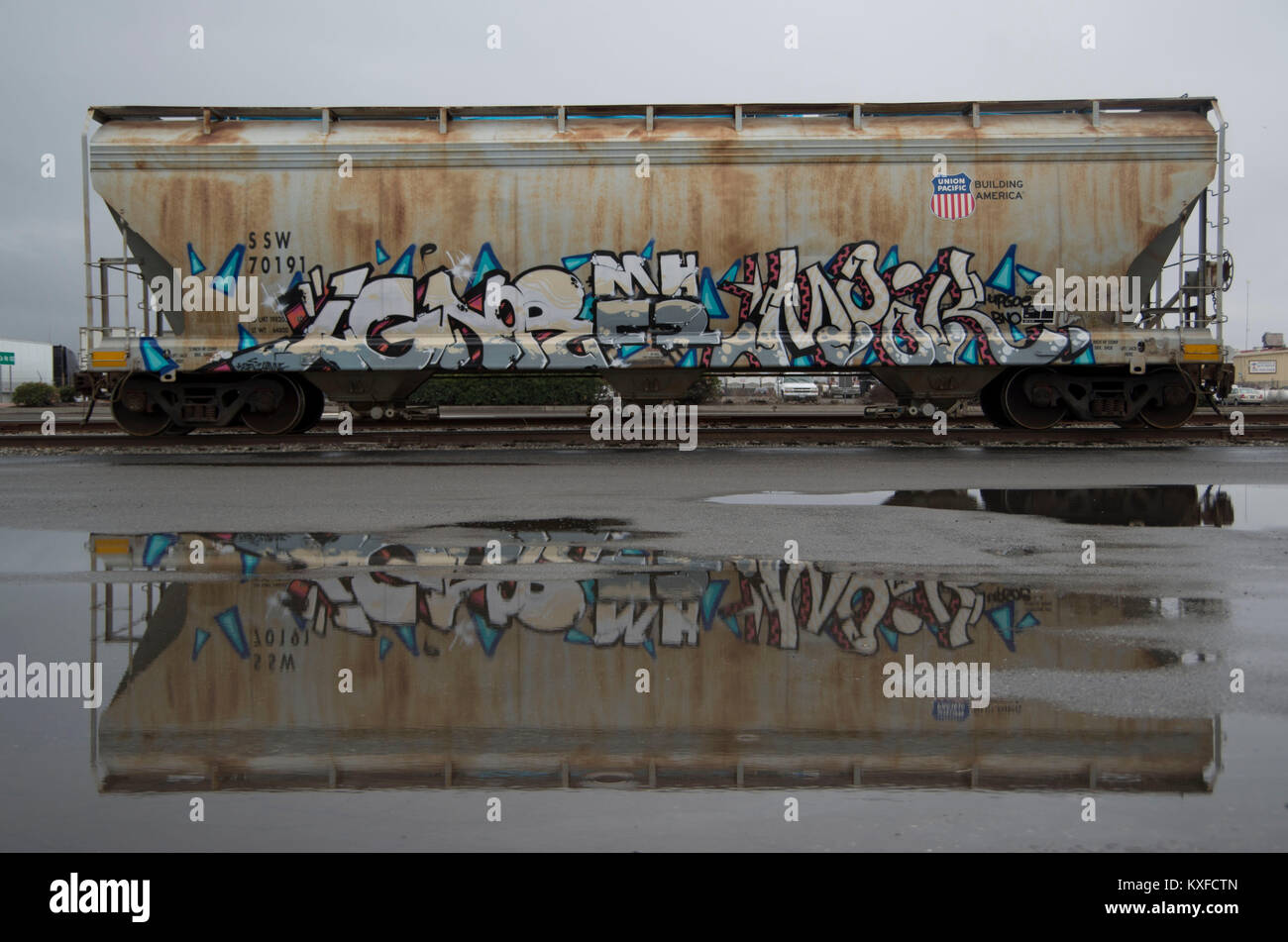 Ein regen Sturm in Calabasas, CA erstellt ein Spiegelbild für eine Box Car mit interessanten Graffiti. Stockfoto