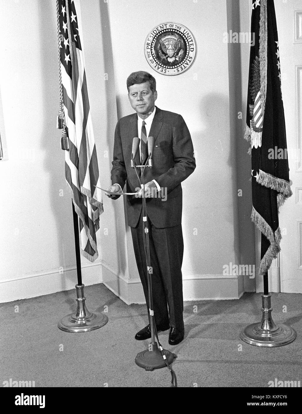 Präsidenten der Vereinigten Staaten John F. Kennedy verkündet die Ernennung von W. Willard Wirtz als US-Sekretär der Arbeit im Weißen Haus in Washington, DC am 30. August 1962. Credit: Arnie Sachs/CNP/MediaPunch Stockfoto