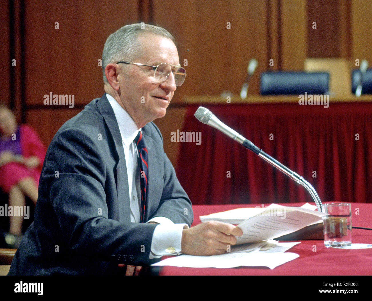 Ehemalige dritten Kandidaten für das Amt des Präsidenten der Vereinigten Staaten von Ross Perot bezeugt vor der Gemischte Ausschuss für die Organisation des Kongresses auf dem Capitol Hill in Washington, DC am Dienstag, 2. März 1993. In seinem Zeugnis Perot empfohlen, den Ausschuss besondere Privilegien für die Mitglieder, wie z.b. Überziehungsschutz bei Ihrer eigenen Bank geleistet zu beseitigen und neue ethische Standards das Vertrauen der Menschen in die Institutionen wieder herzustellen. Credit: Ron Sachs/CNP/MediaPunch Stockfoto