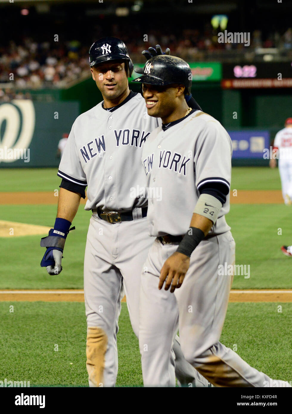 New York Yankees shortstop Derek Jeter (2) und Pinch hitter Robinson Cano (24) feiern, nachdem Sie beide auf einem Curtis Granderson Doppel im siebten Inning gegen die Washington Nationals zählte an den Angehörigen Park in Washington, D.C. am Freitag, 15. Juni 2012. Die Yankees gewann das Spiel 7 - 2. Credit: Ron Sachs/CNP./MediaPunch (Einschränkung: Keine New York oder New Jersey Zeitungen oder Zeitschriften innerhalb eines 75-Meilen-Radius von New York City) Stockfoto