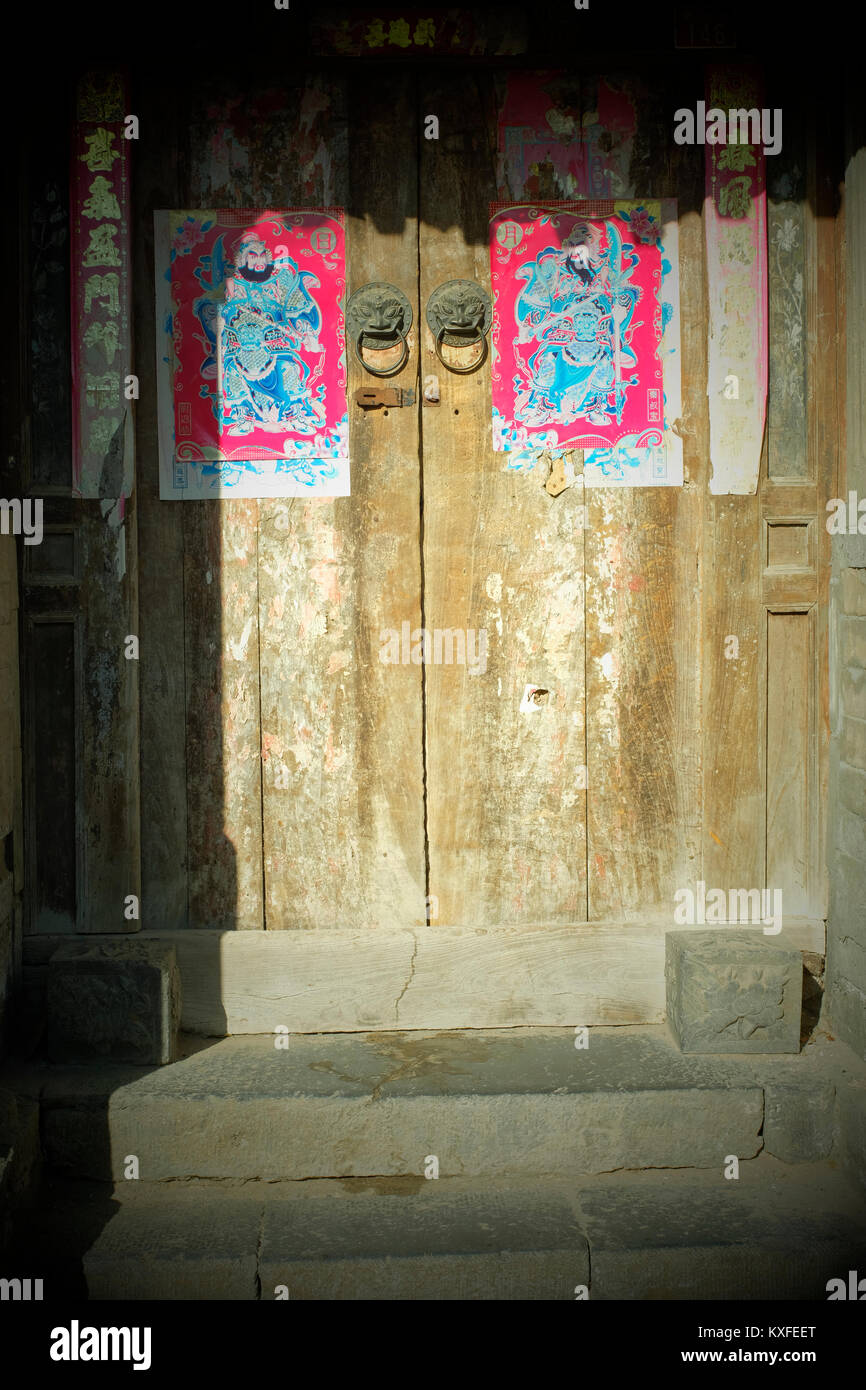 Die Qing Dynastie alte Tür mit Tür - Götter im Mentougou, Peking, China. Stockfoto
