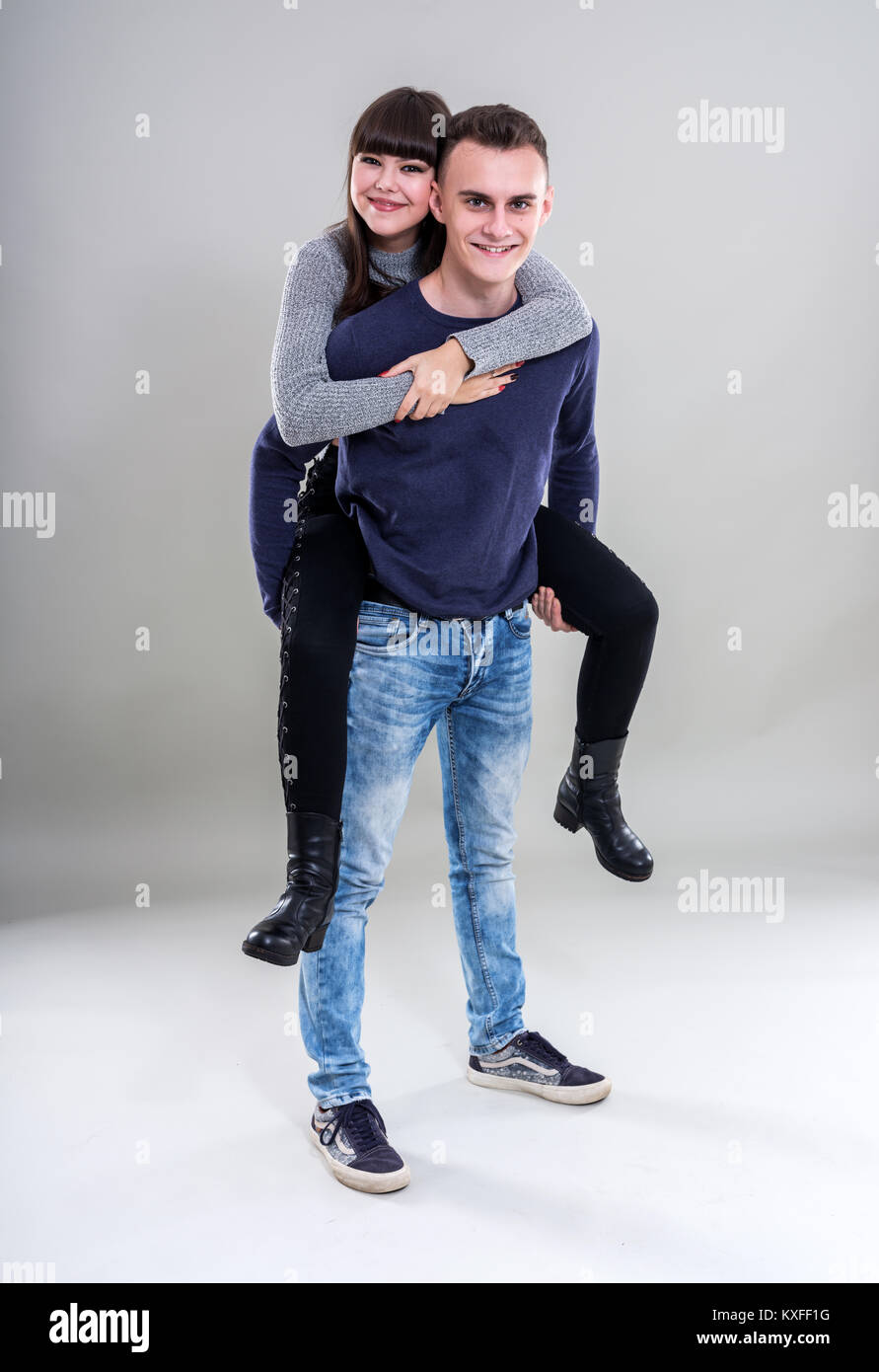 Teenager seine Freundin eine piggyback Ride geben Stockfoto