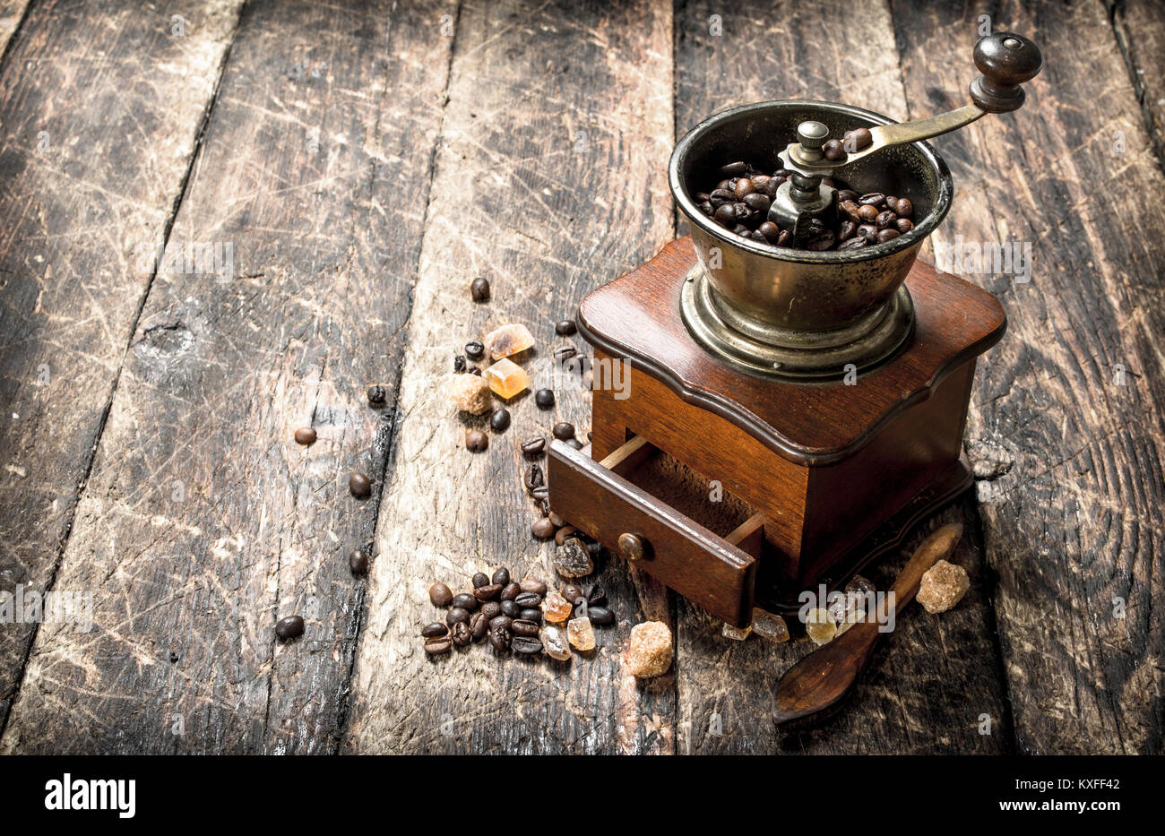 Kaffeemühle mit Kaffeebohnen. Auf einer hölzernen Hintergrund. Stockfoto
