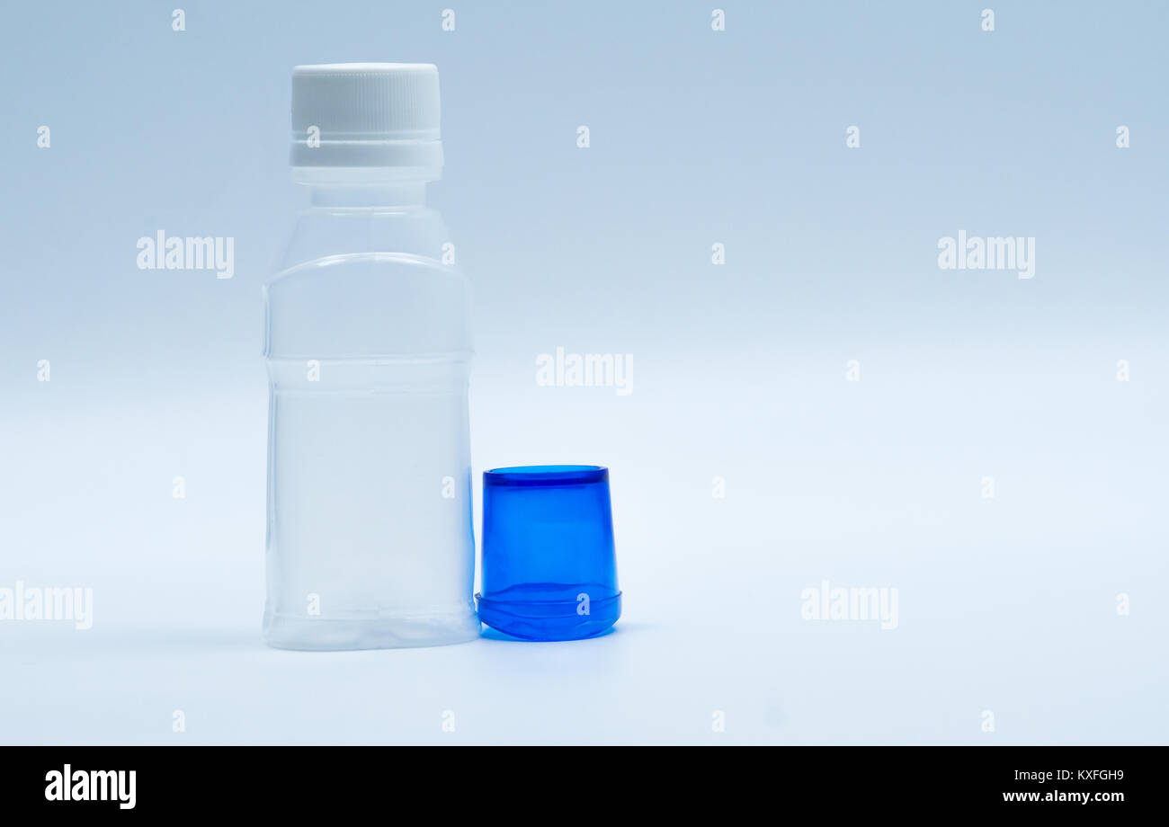 Sterile eye Lotion aus weißem Kunststoff Flasche mit blauem eyebath und kopieren Sie Raum und leeres Etikett. Auge waschen nach Kontakt Umwelt verschmutzung oder nach swi Stockfoto