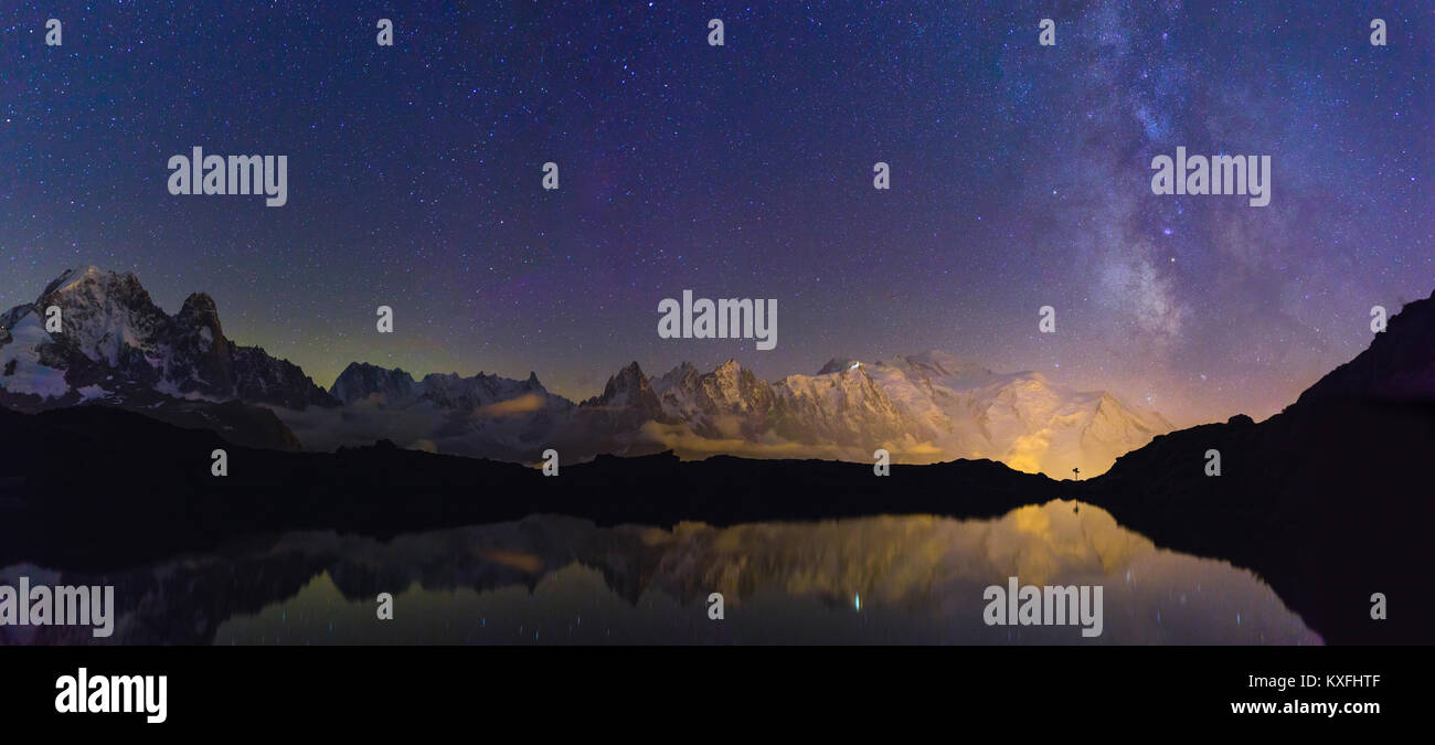 Mont Blanc mountainrange und die MILKYWAY vom Lac de Chéserys, Chamonix, Frankreich gesehen. Stockfoto