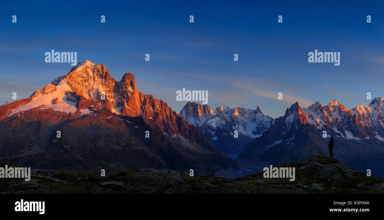 Man genießt die Aussicht auf die Alpen, mit Aiguille Verte und Les Drus, in der Nähe von Chamonix während des Sonnenuntergangs. Stockfoto