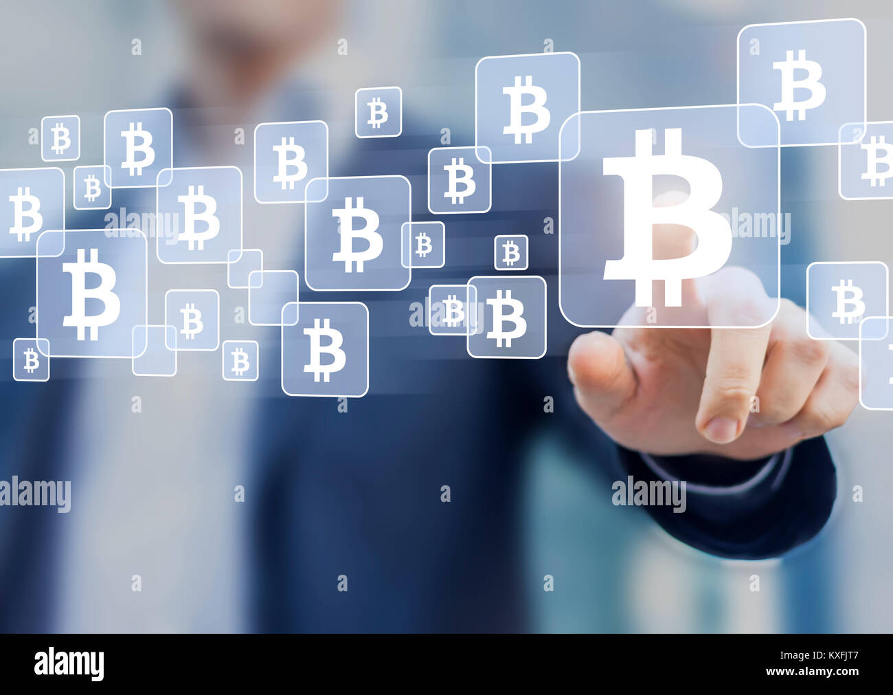Bitcoin Handel und Investitionen Konzept mit Geschäftsmann berühren BTC Währungssymbol auf virtuellen Bildschirm, blockchain fintech Technologie Stockfoto