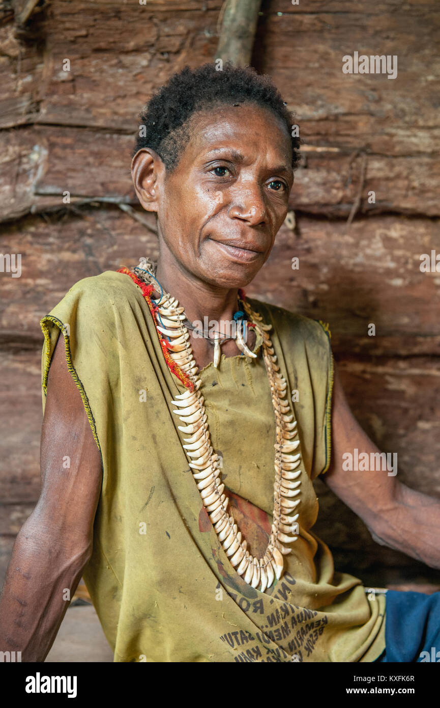 Wilden Dschungel in der Nähe von ONNI DORF, Neuguinea, Indonesien - 24. Juni: Das Porträt Korowai Frau im Haus aus Holz. Stamm der Korowai (Kombai, Kolufo). Juni Stockfoto
