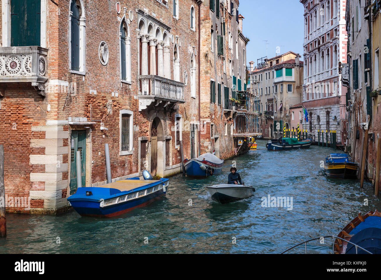Ein Blick auf den Kanal mit Booten in Veneto, Venedig, Italien, Europa. Stockfoto
