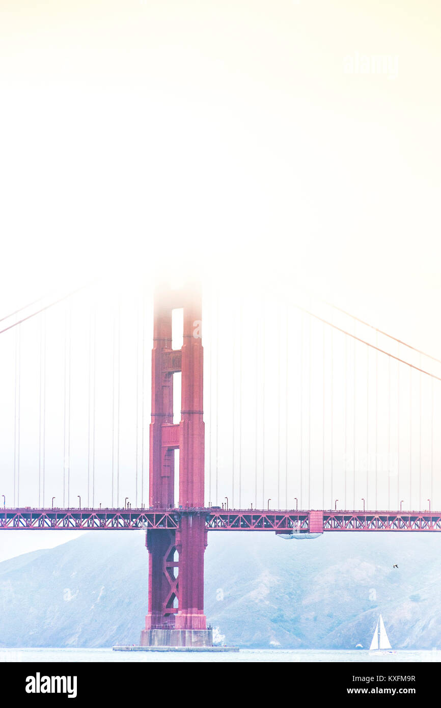 Low Angle Blick auf die Golden Gate Bridge gegen den klaren Himmel Stockfoto