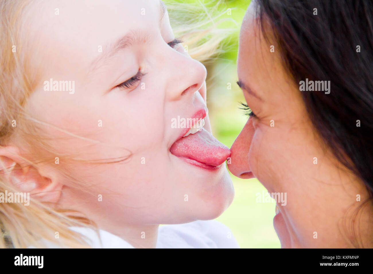 Foto des Küssens Mutter und Tochter im Sommer Stockfoto