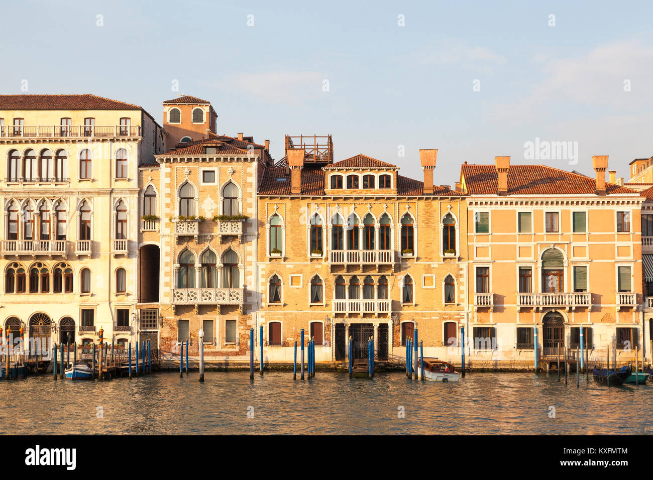Sonnenuntergang am Grand Canal San Marco, Venedig, Italien mit Palazzi Contarini Manolesso, Fasan und Venier Contarini in goldenem Licht Stockfoto