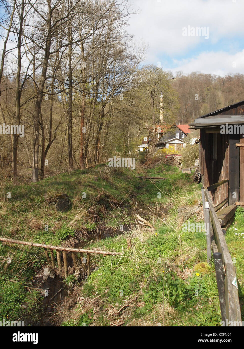 Der Altenbrak Mühlgraben in Ludwigshütte verfügt über einen historischen Wasserkanal, der mit lokalen Mühlereien und Industriebetrieben verbunden ist. Stockfoto