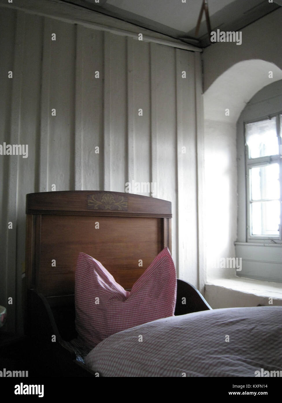 Die St. Bartholomäikirche, Altenburg in Altenburg, Thüringen, ist eine spätgotische dreischiffige Hallenkirche aus den Jahren 1428–1443 mit dem historischen Törmerzimmer, das sich im Westturm befindet und mit der mittelalterlichen urbanen Rolle der Kirche verbunden ist. Stockfoto