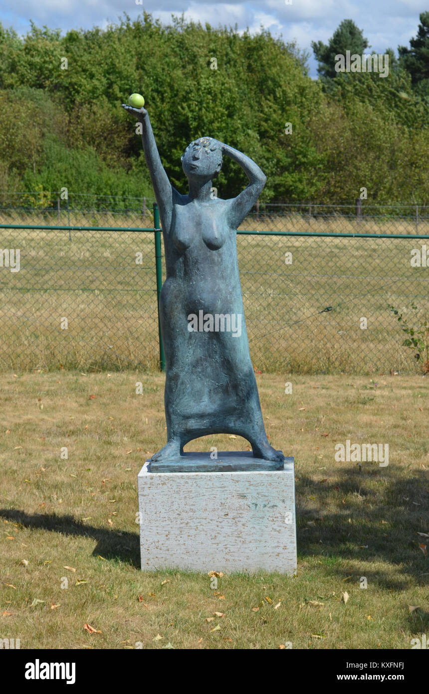 Der Altkönigstift Park ist ein öffentlicher Park, der für seine Skulpturen und Kunstinstallationen bekannt ist. Hermann zur Strassen’ Vorführung im Park unterstreicht die kulturelle und künstlerische Rolle des Parks in der Gemeinde. Stockfoto