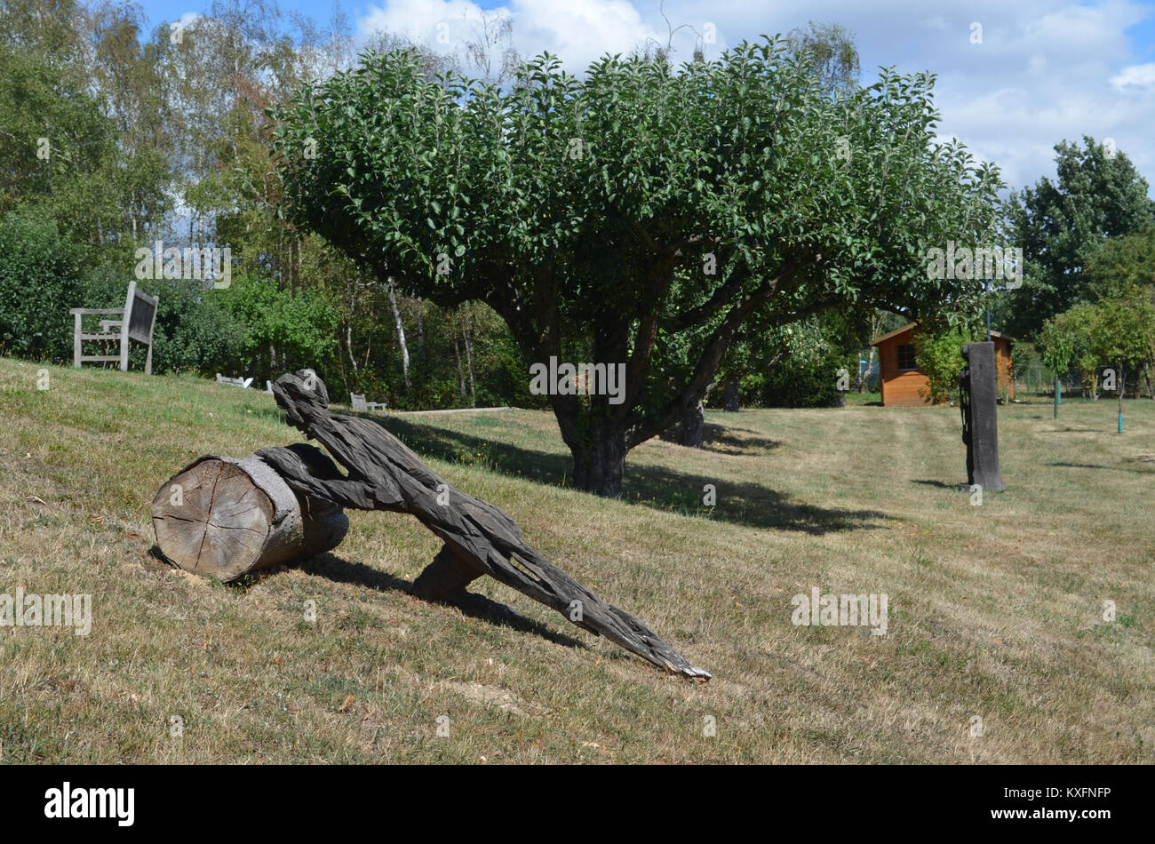 Die Skulptur „Sisyphos“ im Altkönigstift Park stellt die griechische mythologische Figur Sisyphus dar, die einen Felsbrocken drückt, und veranschaulicht moderne Skulpturen in einem öffentlichen Außenbereich. Stockfoto
