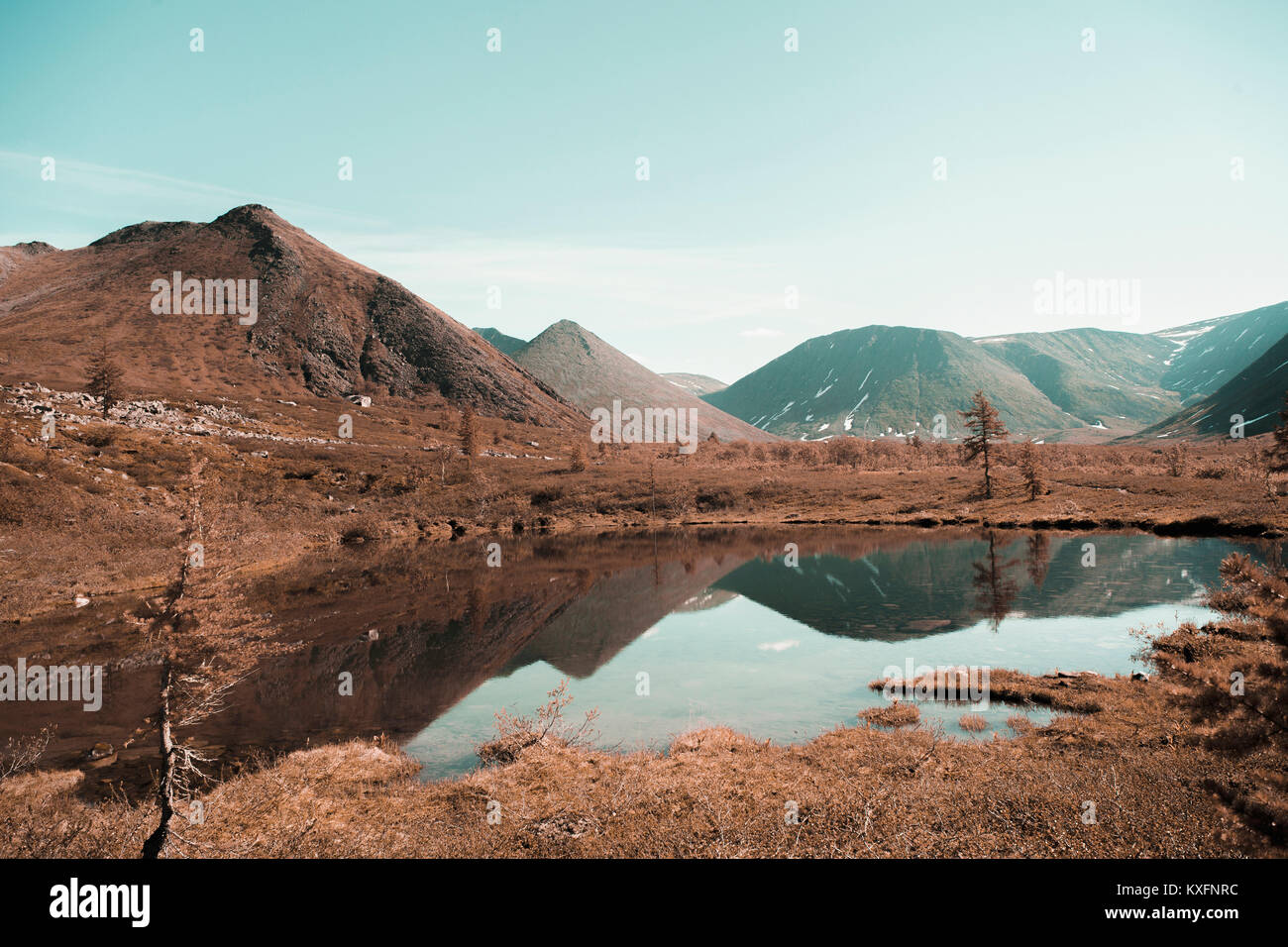 Herrliche Sicht auf See von Bergen gegen Himmel Stockfoto