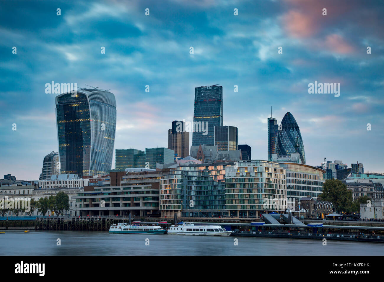 Abendlicher Blick über die Themse und die Gebäude der Financial District, London, England Stockfoto