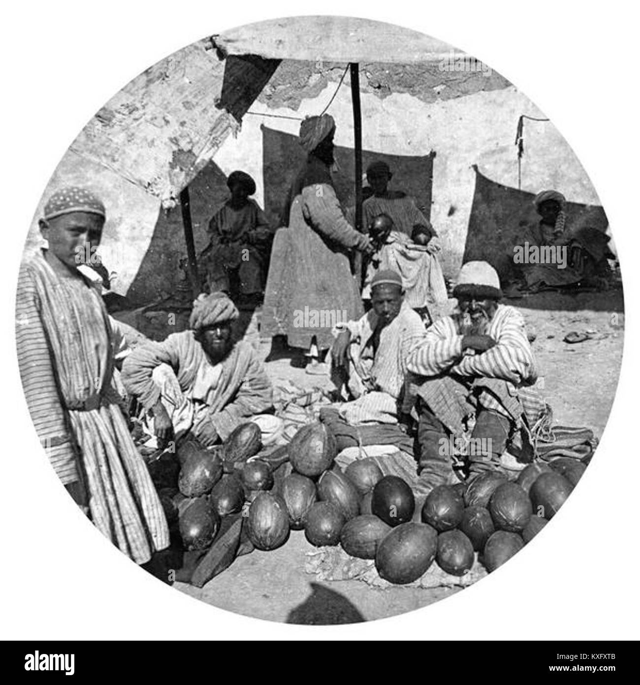 Ein unlesbarer oder unklarer Titel, der sich auf ein historisches oder kulturelles Thema beziehen kann. Es bedarf weiterer Klärungen, um den Gegenstand genau zu identifizieren. Stockfoto