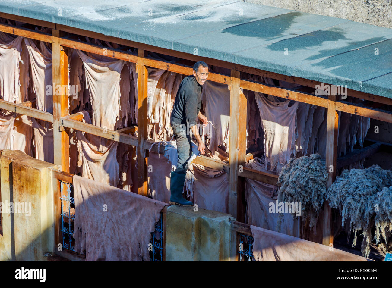 FEZ, Marokko - Dezember 10: der Mann, der die Felle an einem der Gerbereien in Fès Altstadt zu trocknen. Dezember 2016 Stockfoto