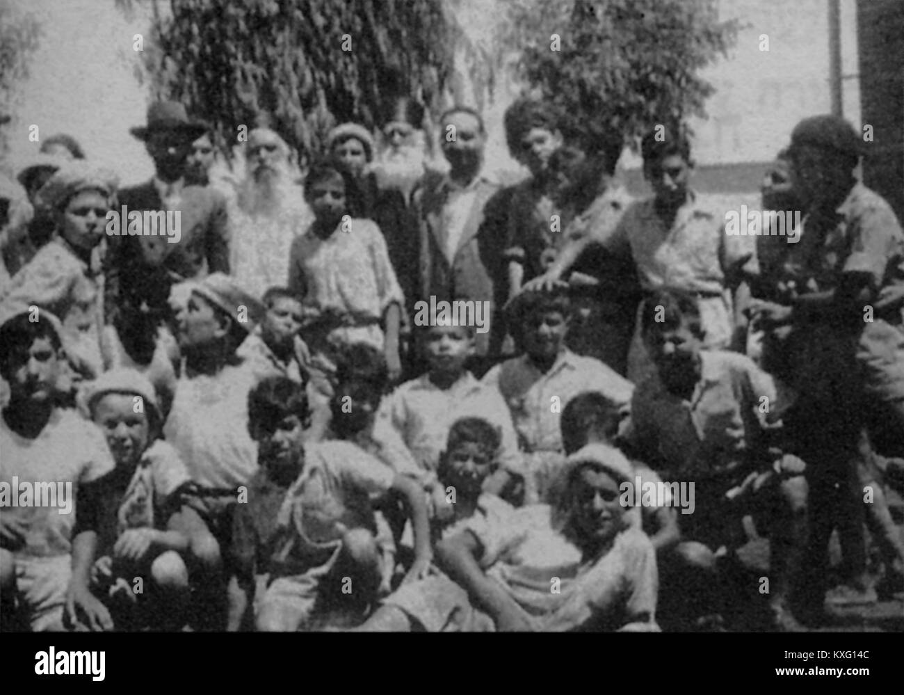 Ein historisches Foto, das eine rabbinische Delegation zeigt, die Einwanderungslager besucht und die Unterstützung und Anleitung für jüdische Einwanderer während ihrer Umsiedlung widerspiegelt. Stockfoto