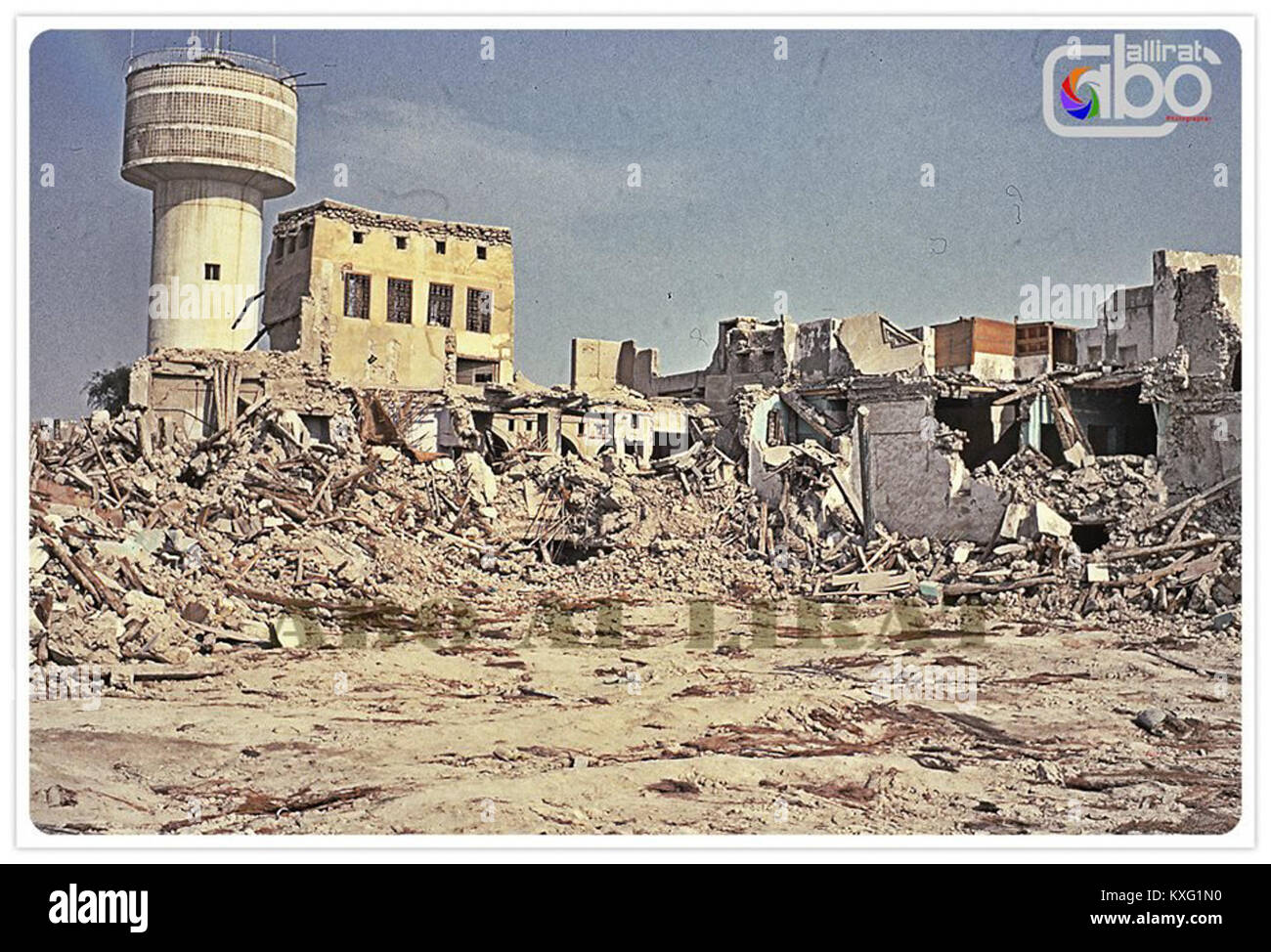 "Dies bezieht sich auf die Zerstörung der Burg Qatif, einer historischen Festung in Saudi-Arabien, die Schäden an architektonischen und militärischen Strukturen veranschaulicht." Stockfoto