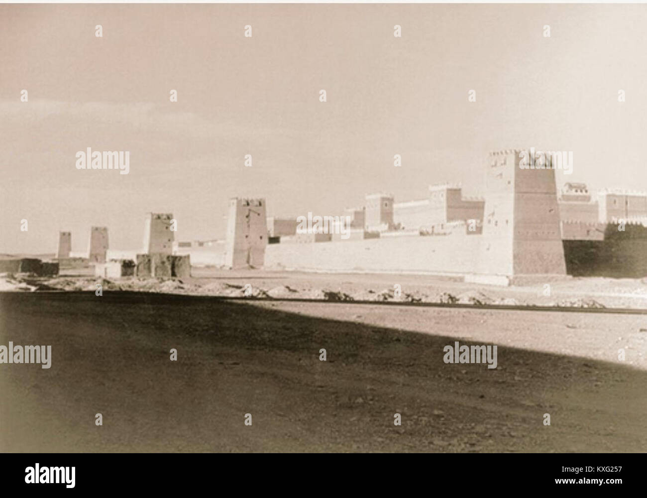 „قصر المربع-1950“ (Al-Murabba-Palast 1950) bezieht sich auf den historischen Al-Murabba-Palast in Riad, Saudi-Arabien, der eine Residenz der saudischen Königsfamilie und ein wichtiges Symbol für die Entwicklung des Landes Mitte des 20. Jahrhunderts war. Stockfoto