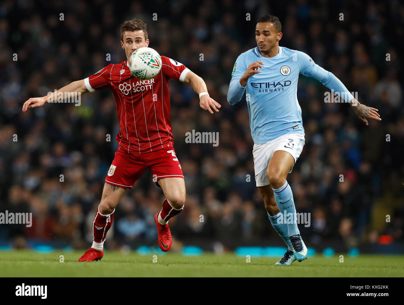 Bristol City Joe Bryan (links) und Manchester City Kyle Walker Kampf um den Ball während der carabao Cup Halbfinale, Hinspiel Gleiches an Etihad Stadium, Manchester. Stockfoto