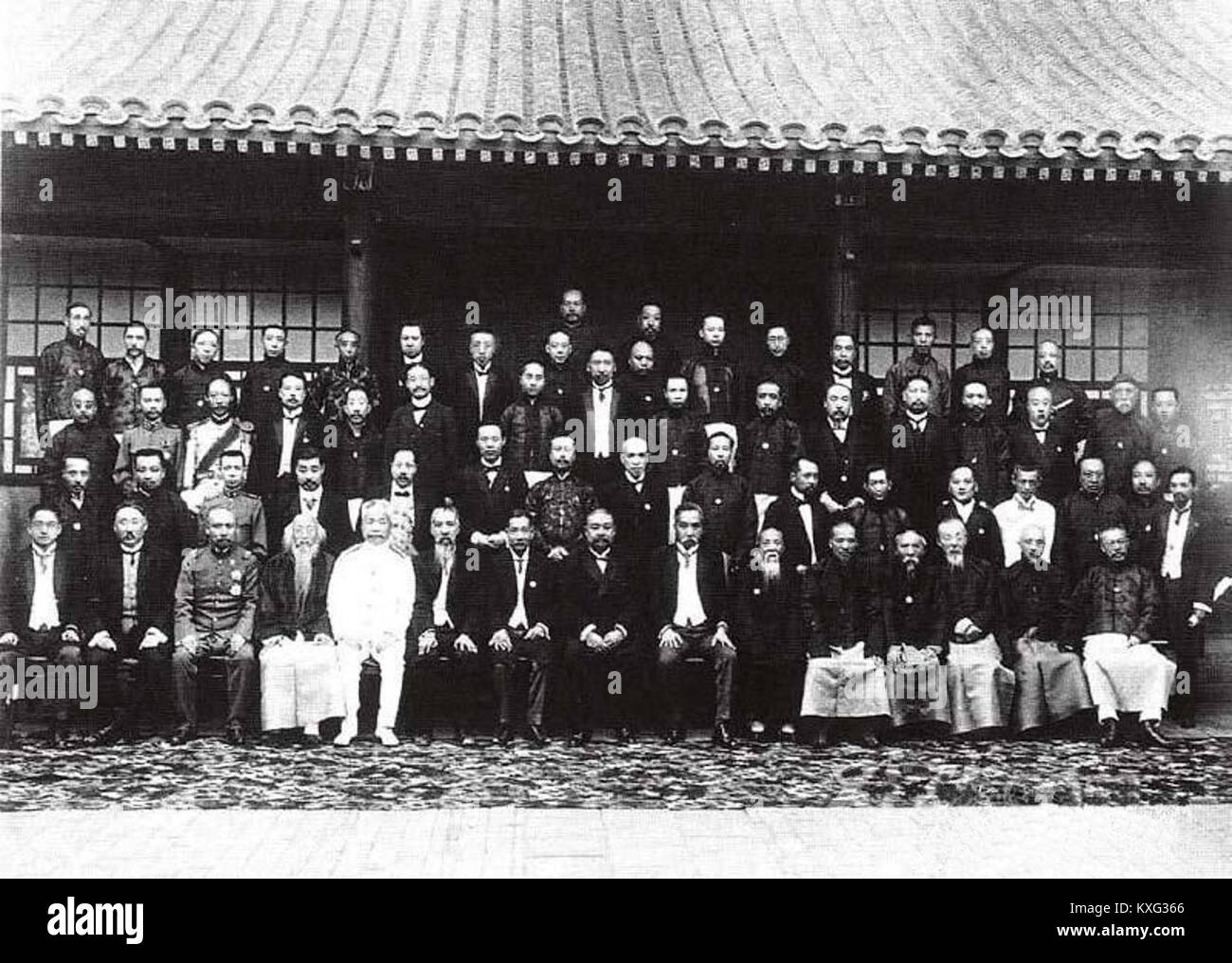 Dieses Bild zeigt die Eröffnungszeremonie der Nationalversammlung der Republik China mit wichtigen politischen Persönlichkeiten. Es ist ein bedeutender Moment in der politischen Geschichte der frühen Republik. Stockfoto