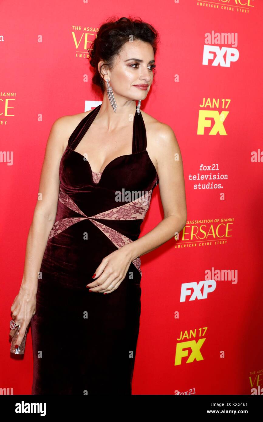 Los Angeles, CA, USA. 8 Jan, 2018. Penelope Cruz in der Ankunftshalle für FX DER ERMORDUNG VON Gianni Versace: AMERICAN CRIME STORY Serie Premiere ArcLight Hollywood, Los Angeles, CA 8. Januar 2018. Credit: Priscilla Grant/Everett Collection/Alamy leben Nachrichten Stockfoto