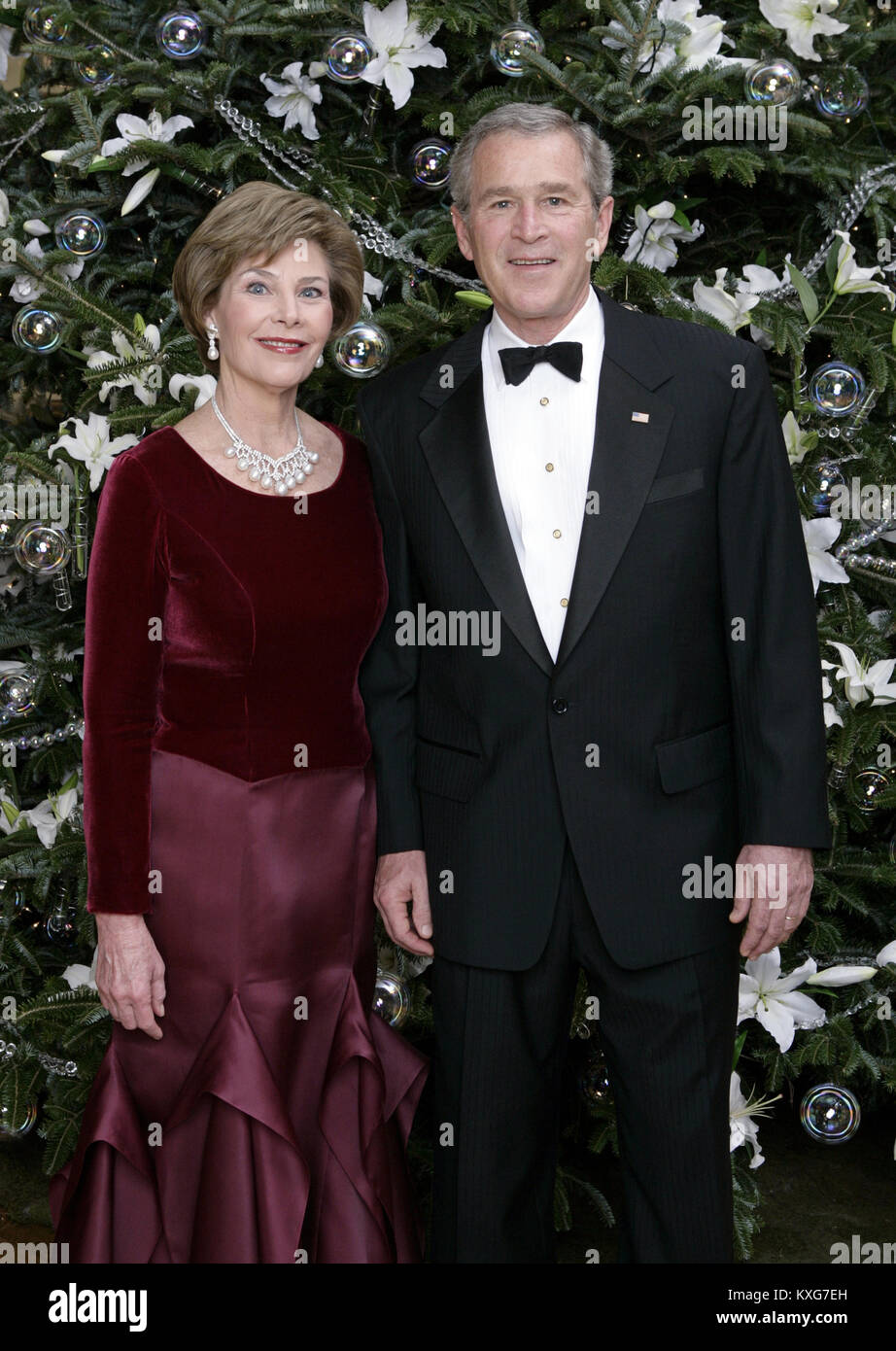 Washington, District of Columbia, USA. 4. Dez 2005. Präsidenten der Vereinigten Staaten George W. Bush und First Lady Laura Bush stellen für Ihre offiziellen Feiertag Portrait in der Nähe des Weißen Hauses Weihnachtsbaum im Blue Room des Weißen Hauses in Washington, DC am 4. Dezember 2005. Im Einklang mit dem diesjährigen Thema "Alles hell und schön!" Die Fraser-tanne wird mit frischen weißen Lilien geschmückt. Obligatorische Credit: Eric Draper - White House über CNP Credit: Eric Draper/CNP/ZUMA Draht/Alamy leben Nachrichten Stockfoto