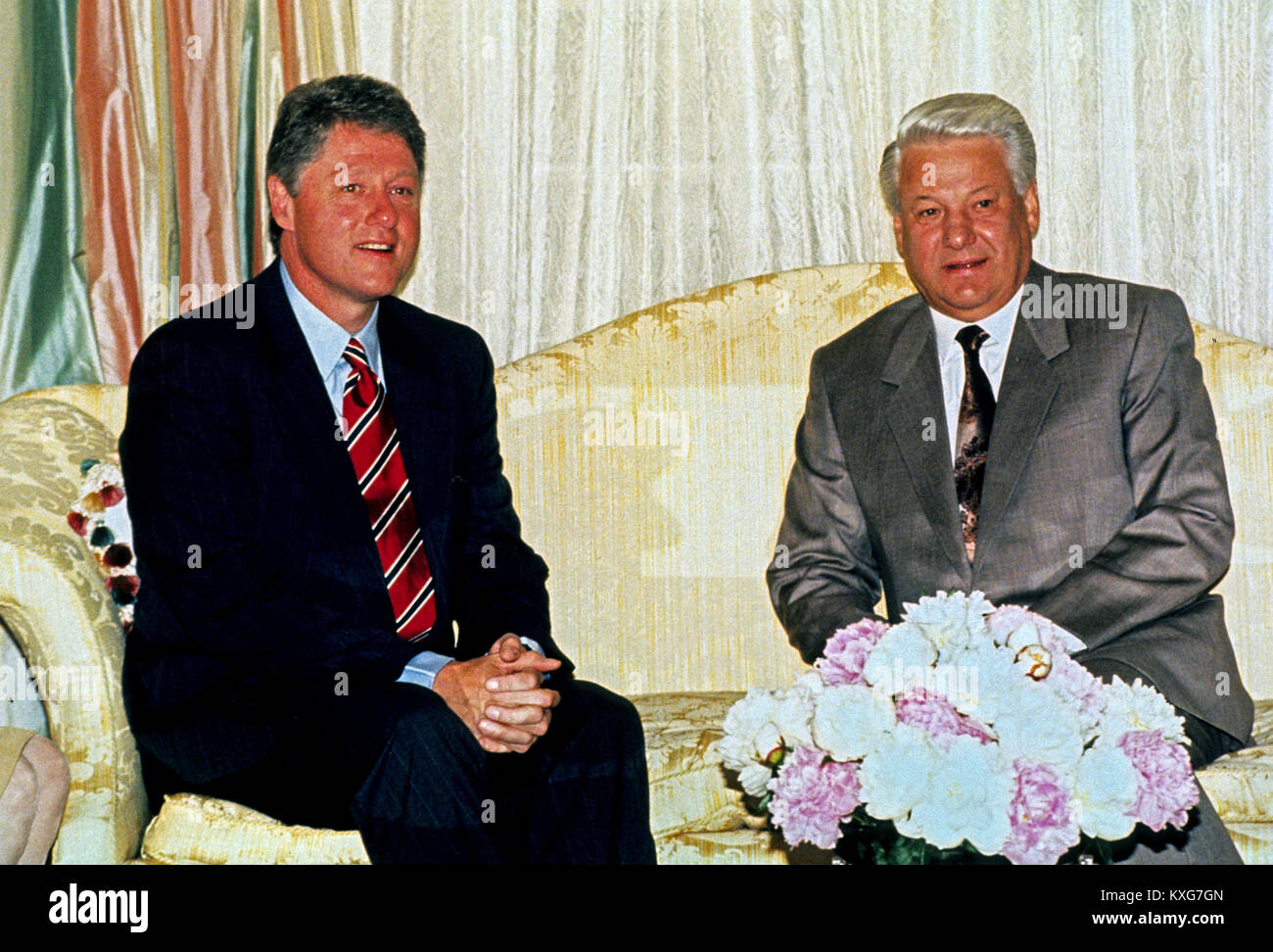 Washington, District of Columbia, USA. 18 Juni, 1992. Gouverneur Bill Clinton (Demokraten von Arkansas), Links, der vermutliche Aspirant für die Demokratische Partei Nominierung 1992 für das Amt des Präsidenten der Vereinigten Staaten, trifft Präsident Boris Jelzin für die Russische Föderation, rechts, an der Blair House in Washington, DC am 18. Juni 1992. Credit: Konsolidierte News Fotos Credit: Konsolidierte News Fotos/CNP/ZUMA Draht/Alamy leben Nachrichten Stockfoto