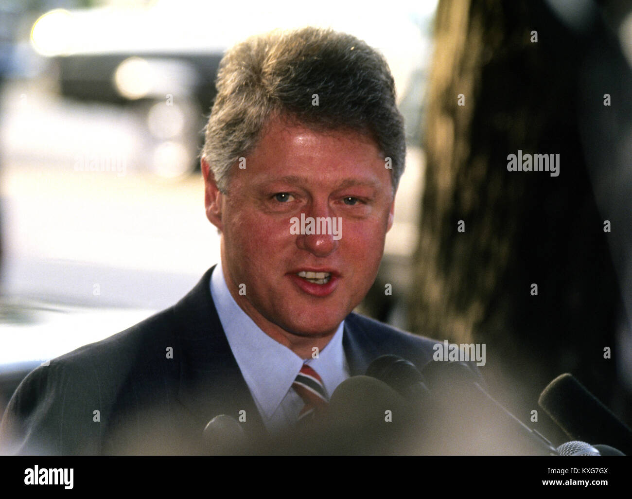 Washington, District of Columbia, USA. 18 Juni, 1992. Gouverneur Bill Clinton (Demokraten von Arkansas), Links, der vermutliche Aspirant für die Demokratische Partei Nominierung 1992 für das Amt des Präsidenten der Vereinigten Staaten, spricht der Presse nach einem Treffen mit Präsident Boris Jelzin der Russischen Föderation an der Blair House in Washington, DC am 18. Juni 1992. Credit: Howard L. Sachs/CNP Credit: Howard L. Sachs/CNP/ZUMA Draht/Alamy leben Nachrichten Stockfoto