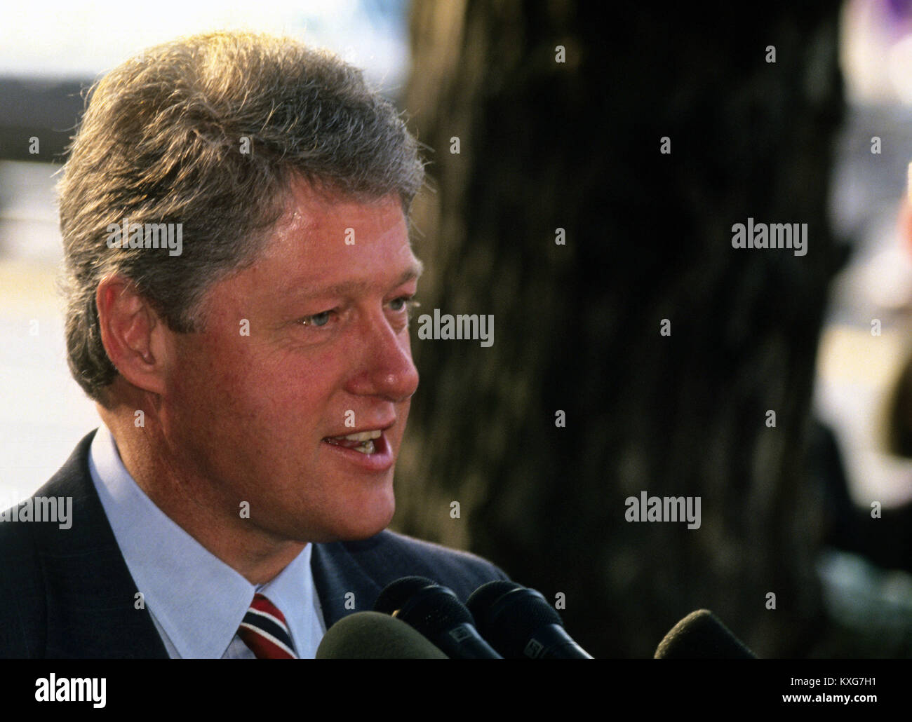Washington, District of Columbia, USA. 18 Juni, 1992. Gouverneur Bill Clinton (Demokraten von Arkansas), Links, der vermutliche Aspirant für die Demokratische Partei Nominierung 1992 für das Amt des Präsidenten der Vereinigten Staaten, spricht der Presse nach einem Treffen mit Präsident Boris Jelzin der Russischen Föderation an der Blair House in Washington, DC am 18. Juni 1992. Credit: Howard L. Sachs/CNP Credit: Howard L. Sachs/CNP/ZUMA Draht/Alamy leben Nachrichten Stockfoto