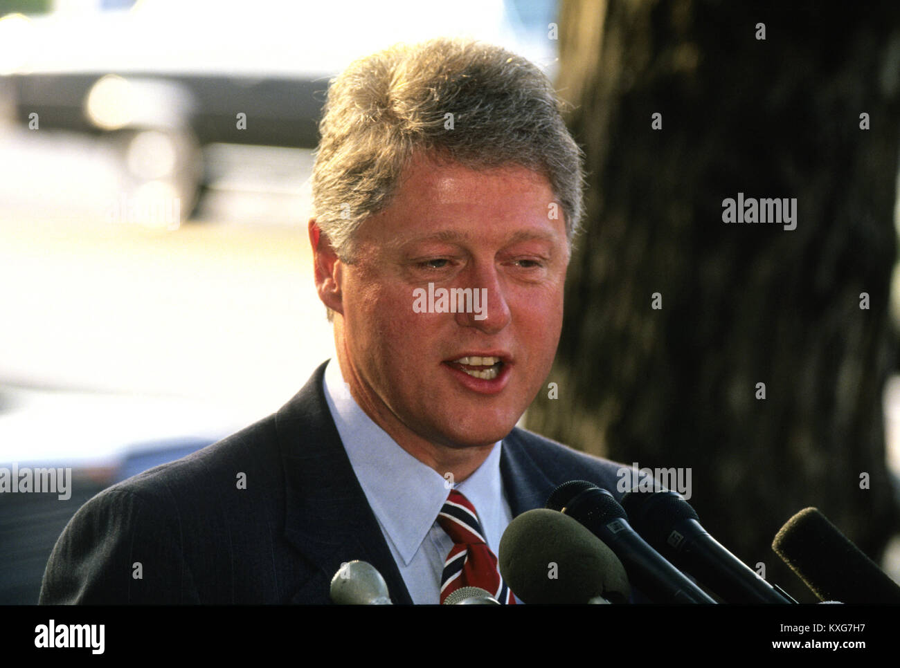 Washington, District of Columbia, USA. 18 Juni, 1992. Gouverneur Bill Clinton (Demokraten von Arkansas), Links, der vermutliche Aspirant für die Demokratische Partei Nominierung 1992 für das Amt des Präsidenten der Vereinigten Staaten, spricht der Presse nach einem Treffen mit Präsident Boris Jelzin der Russischen Föderation an der Blair House in Washington, DC am 18. Juni 1992. Credit: Howard L. Sachs/CNP Credit: Howard L. Sachs/CNP/ZUMA Draht/Alamy leben Nachrichten Stockfoto