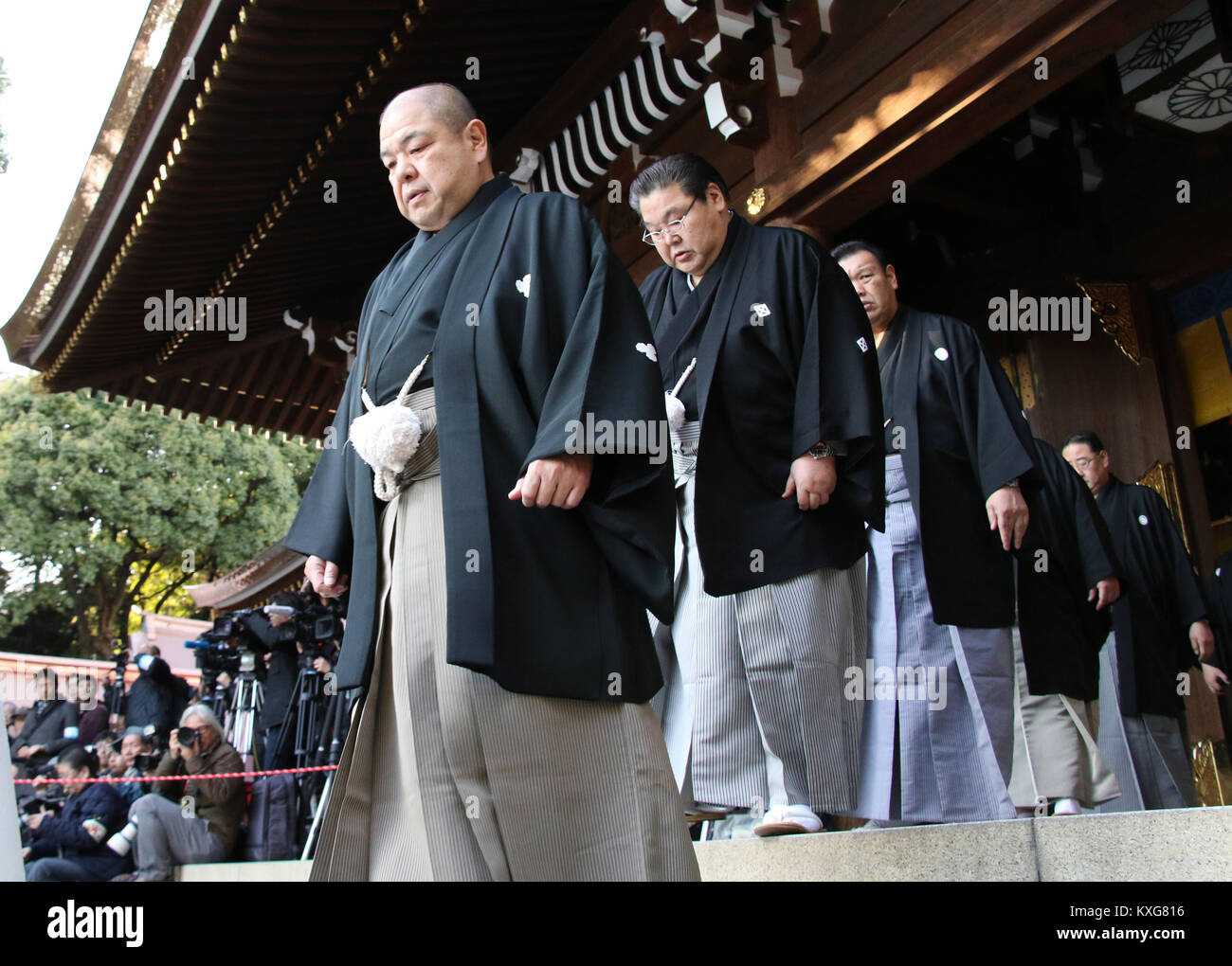 Tokio, Japan. 9 Jan, 2018. Sumo Association Präsident, stabile master Hakkaku (L) und Executive Mitglieder besuchen Grand Champions'' Yokozuna'ring - Eingabe der Zeremonie am Meiji Schrein in Tokio am Dienstag, 9. Januar 2018. Drei sumo Grand Champions Hakuho, Kakuryu und Kisenosato gemacht ihr Neues Jahr Wallfahrt zum Heiligtum als die 15 Tag Neues Jahr Garnd Sumo Turnier wird vom 14. Januar beginnen. Credit: Yoshio Tsunoda/LBA/Alamy leben Nachrichten Stockfoto