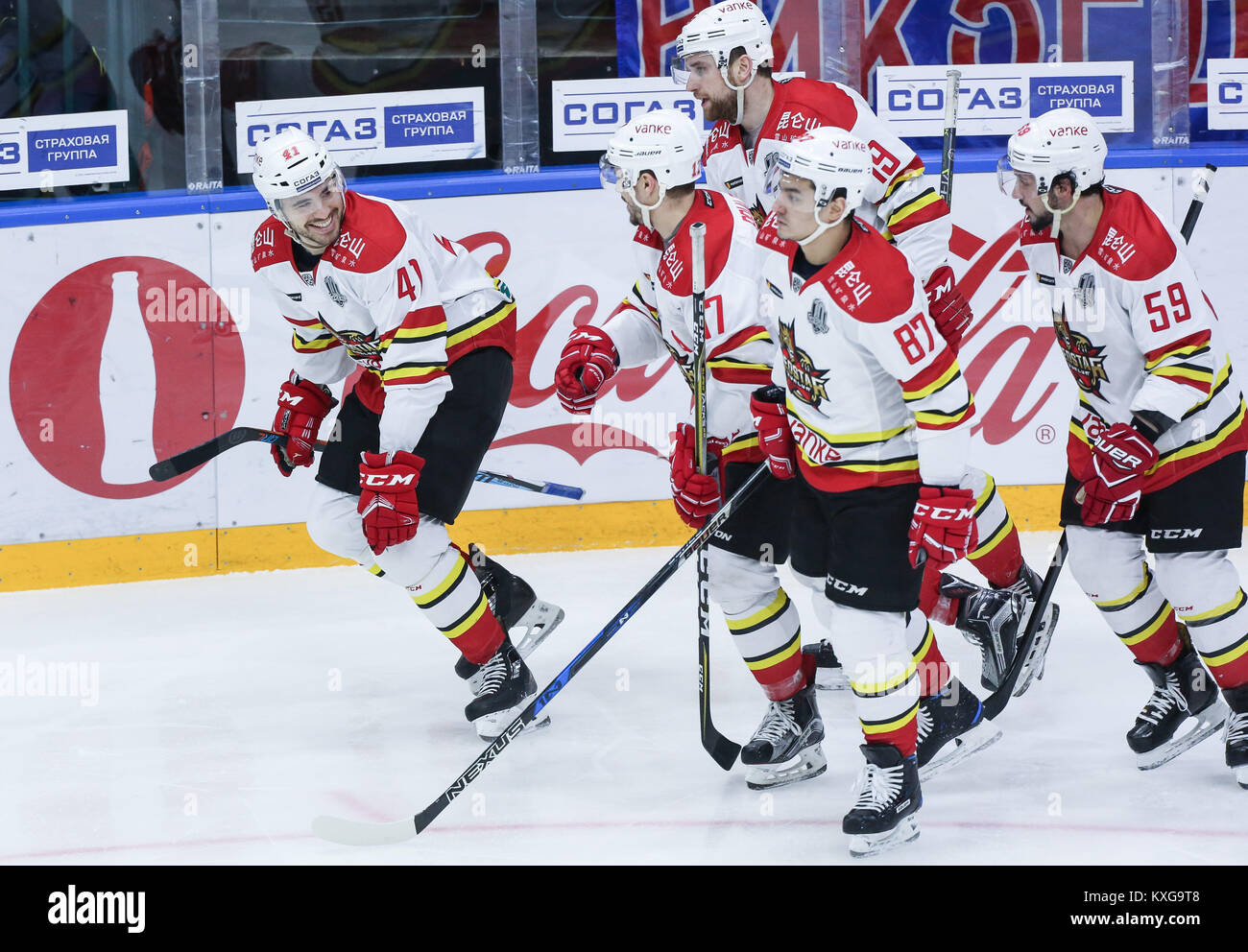 Sankt Petersburg, Russland. 9 Jan, 2018. Die Spieler des HC Kunlun Red Star feiert nach dem Scoring ein Ziel während der 2017/18 Kontinental Hockey League Regular Season Match zwischen HC Kunlun Red Star- und HC-SKA Sankt Petersburg im Ice Palast am 09 Januar, 2018 in St. Petersburg, Russland. Quelle: Igor Russak/SOPA/ZUMA Draht/Alamy leben Nachrichten Stockfoto