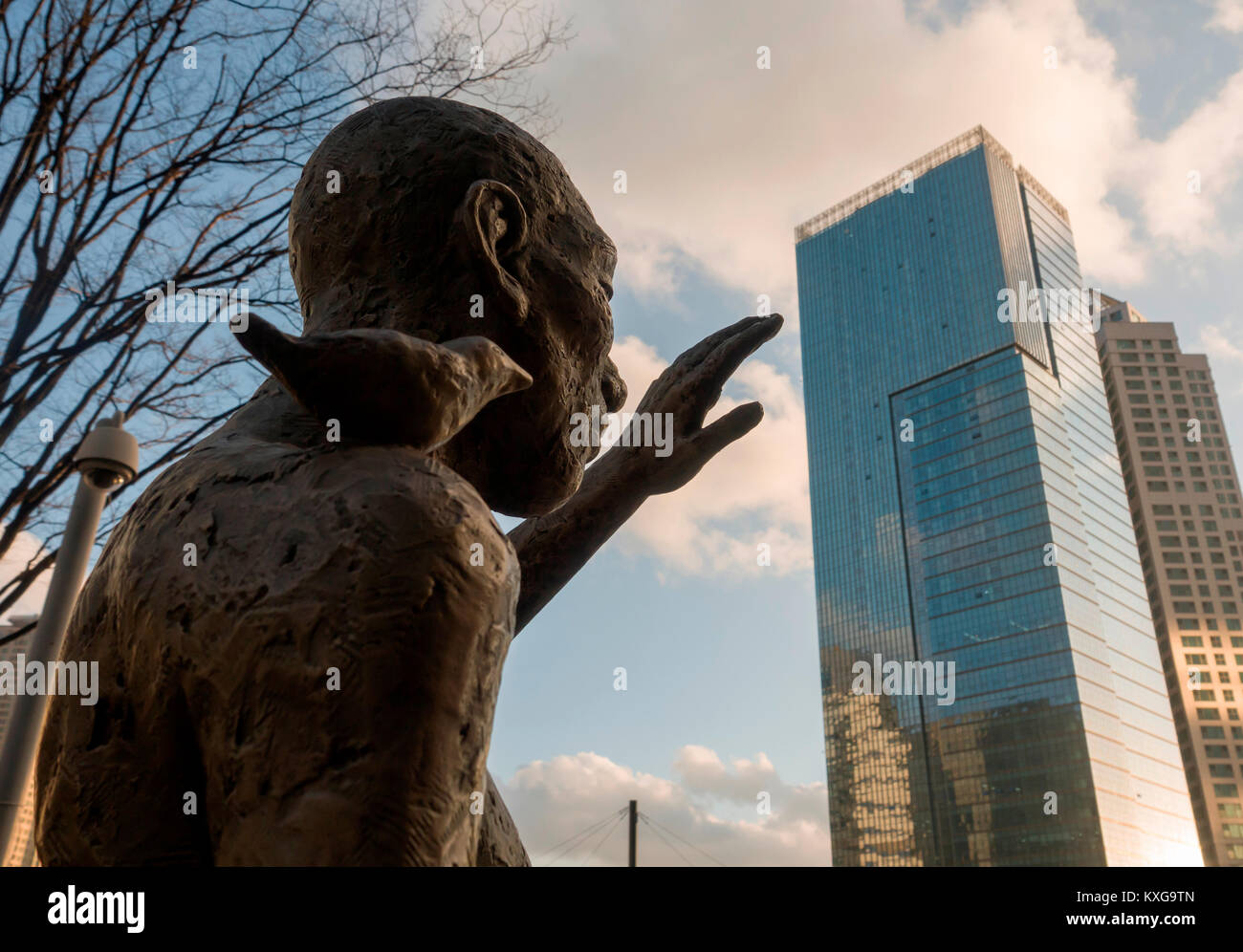 Seoul, Südkorea. 9. Januar, 2018. Statue eines Slave Arbeiter, Jan 9, 2018: Die Statue eines Slave Arbeiter ist vor yongsan Station in Seoul, Südkorea. Die Statue symbolisiert Hunderttausende Koreaner, die zivilgesellschaftliche Gruppen bestehen, wurden gezwungen, in Zwangsarbeit während des 1910-45 japanischen Kolonialherrschaft, wurde von zivilen Aktivistinnen installiert. Quelle: Lee Jae-Won/LBA/Alamy leben Nachrichten Stockfoto