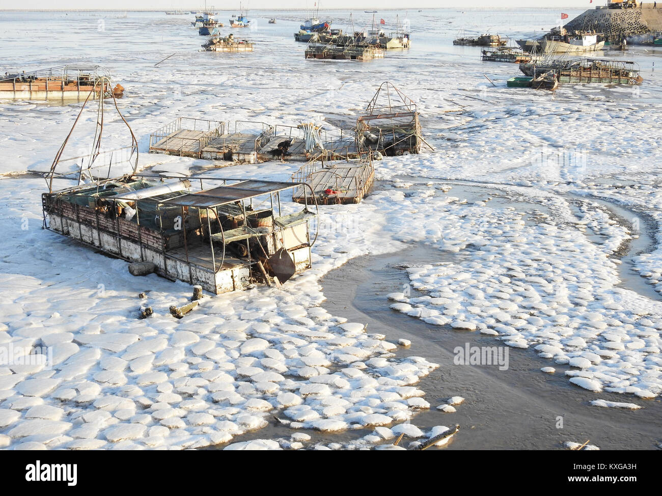 Lanzhou, China Jiangsu Provinz. 10 Jan, 2018. Eis ist auf der Oberfläche der See entlang der Küste von Lanzhou gesehen, der ostchinesischen Provinz Jiangsu, Jan. 10, 2018. Credit: Geng Yuhe/Xinhua/Alamy leben Nachrichten Stockfoto